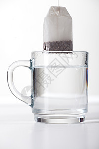 茶袋和玻璃杯味道细绳饮料芳香茶包餐具杯子早餐香气玻璃图片