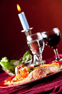 红胡椒玉米和布鲁斯芽的三文马哈鱼发芽烛光桌布蜡烛香菜奢华桌子玻璃火焰土豆图片