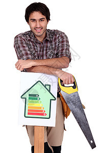 装有锯木和房屋能源评分标志的建筑工图片