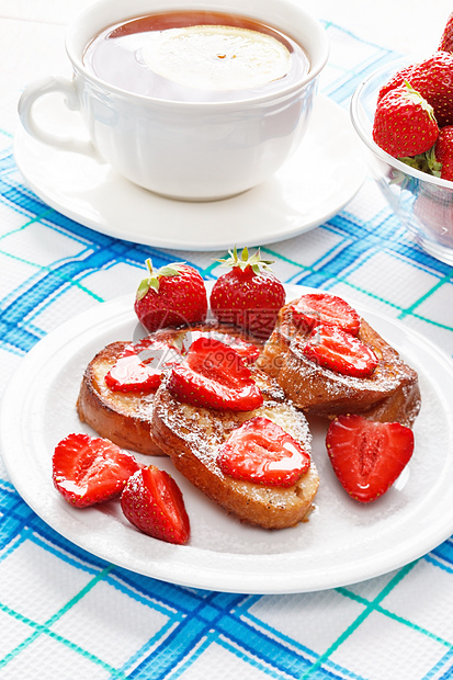 配有糖粉和草莓的法式吐司红色杯子烹饪营养早餐油炸食物小吃水果午餐图片