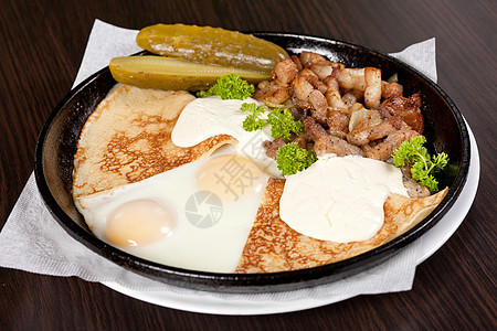 传统早餐饼子黑色棕色香肠食物牛肉黄瓜猪肉香菜黄油图片