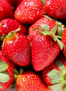 草莓叶子绿色红色饮食果味宏观果实花园食物水果图片