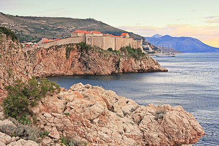 克罗地亚日落时的Dubrovnik老城堡垒天空码头墙壁城市旅行半岛景观海岸线海岸图片