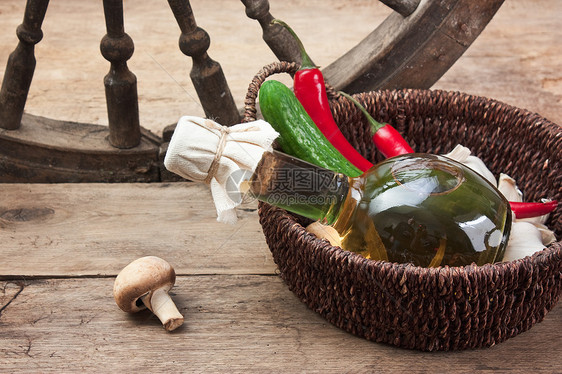 向日葵油和蔬菜玻璃餐厅农场食物瓶子液体植物香脂木板胡椒图片