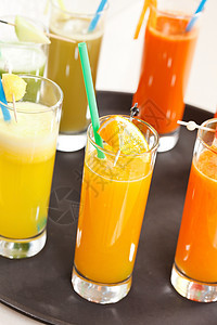 新鲜果汁液体食物芹菜稻草器皿菠萝奇异果橙子派对柠檬图片