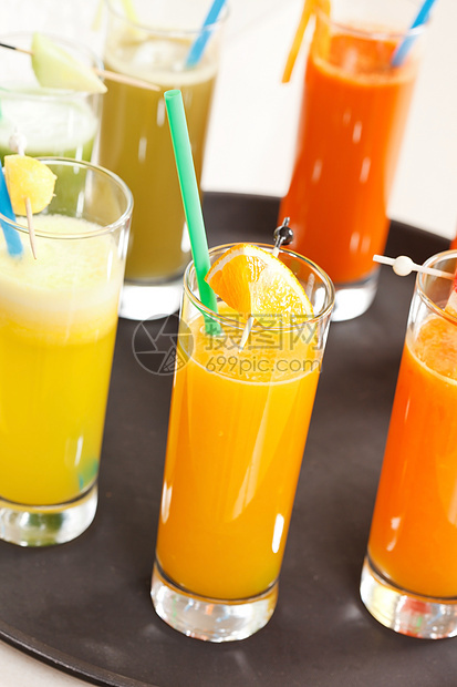 新鲜果汁液体食物芹菜稻草器皿菠萝奇异果橙子派对柠檬图片
