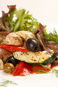 有蔬菜的牛肉盘子美食青菜洋葱棕色草药胡椒食物红色午餐图片