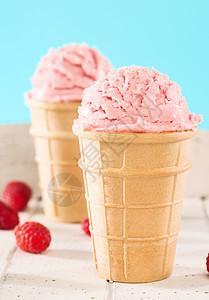 在松饼里 特写了一份草莓冰淇淋图片