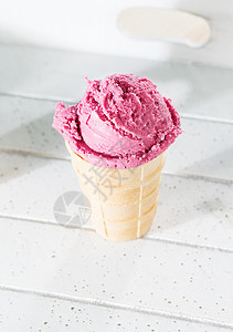 一个蓝莓冰淇淋 在松饼里图片