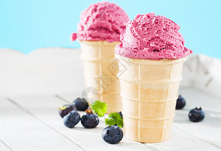两杯蓝莓冰淇淋 夹着蓝莓的松饼图片