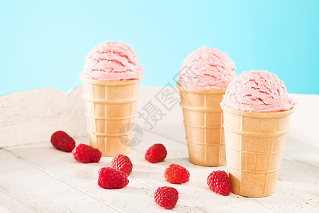 3个草莓冰淇淋图片