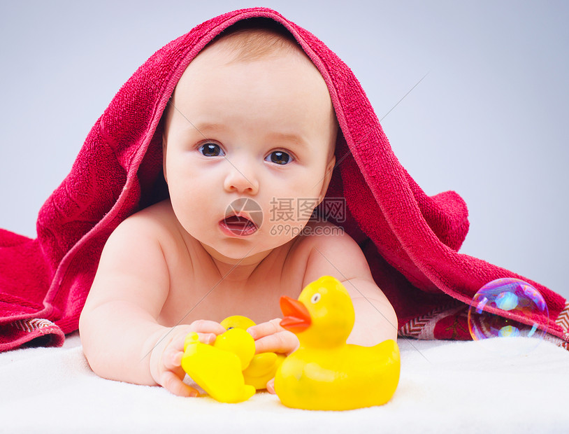 带橡胶鸭的婴儿快乐毛巾鸭子喜悦橡皮气泡童年游戏女孩后代图片