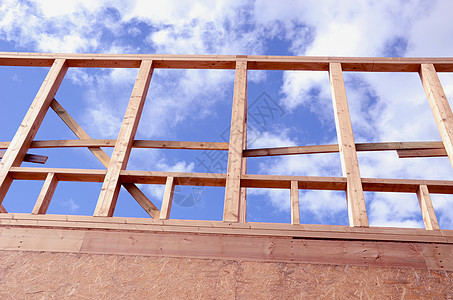新建造的木制框架房屋碎片图片