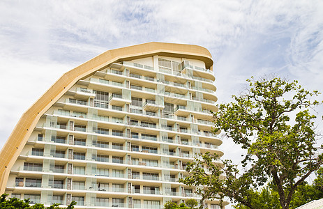 海滩旁边的现代酒店财产摩天大楼阳台市中心建筑物场景蓝色海洋运动职场图片