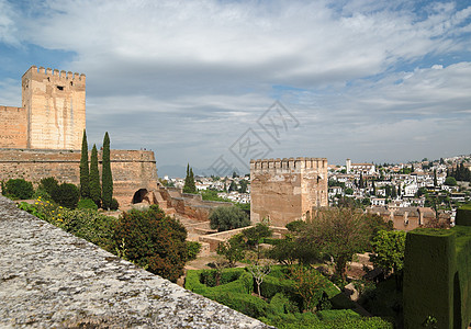 西班牙格拉纳达的Alhambra城堡天空遗产锯齿状堡垒纪念碑建筑学旅游沼泽地墙壁游客图片