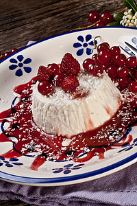 煮制奶油蛋糕白色甜点美食乳白色糖果水果糕点面包红色图片
