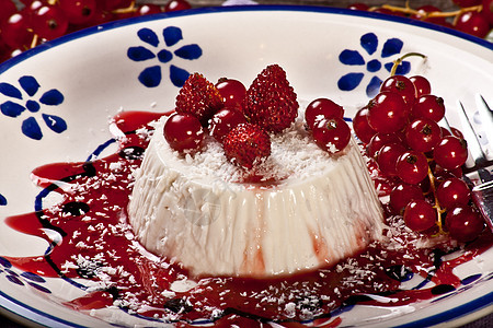 煮制奶油美食甜点水果乳白色奶油状白色糕点盘子浆果红色图片