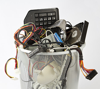 垃圾桶中计算机电子部件的废件箱图片