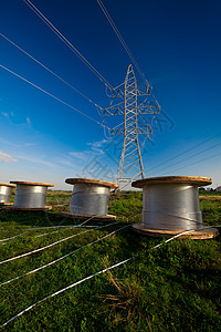 建造新电线线路卷轴金属电气天空蓝色力量场地木头电压活力图片