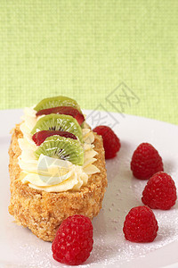 果子鱼蛋糕和草莓烘烤脆皮配料餐饮陶器糕点食物奶油风格浆果图片