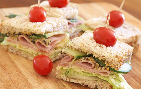 美味的俱乐部三明治全麦面包午餐木板火腿黄瓜小吃蔬菜叶子晚餐面包早餐图片