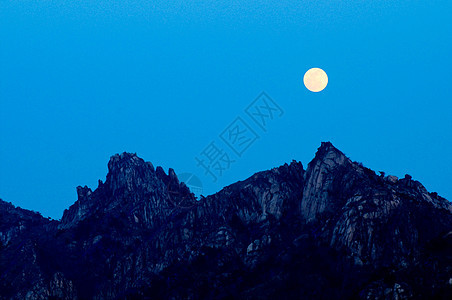青岛风景天空夜景月亮山顶背景图片