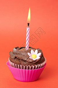 带有蜡烛的微型巧克力蛋糕派对焦糖火焰庆典烧伤奶油美食食物餐饮烘烤图片