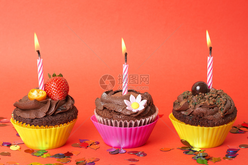 带有蜡烛的微型巧克力蛋糕美味烘烤甜点庆典橙子焦糖生日烹饪派对奶油图片