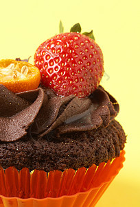 带有草莓的微型巧克力蛋糕蛋糕庆典水果配料餐饮糕点巧克力橙子派对食物焦糖图片