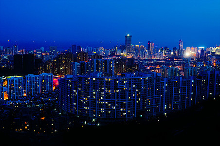 青岛风景山顶建筑物灯光城市天空背景图片