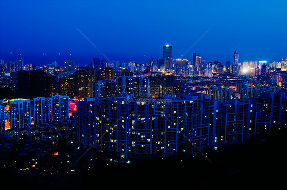 青岛风景山顶建筑物灯光城市天空图片
