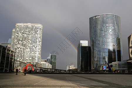城市下的彩虹图片