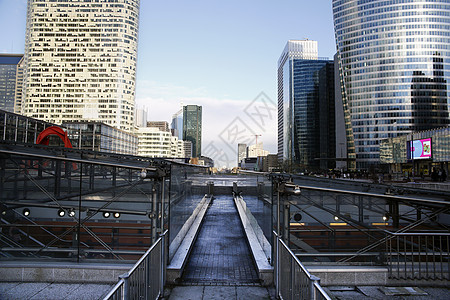 城市部分办公室三角形摩天大楼天空专注角落街道玻璃商业公司图片