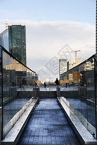 城市部分三角形办公室天空玻璃街道悲伤反射商业建筑摩天大楼图片