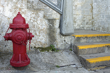 楼梯旁的红火水渠图片
