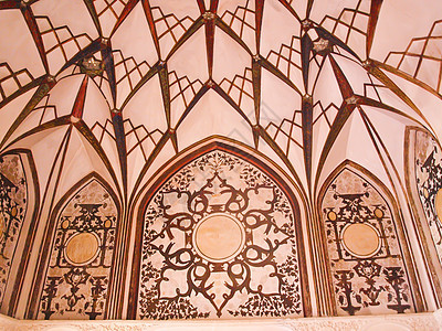 位于伊拉省卡尚历史古老房屋的天顶装饰室内浮雕宽慰玻璃格子建筑学住宅石膏木头长方形建筑图片