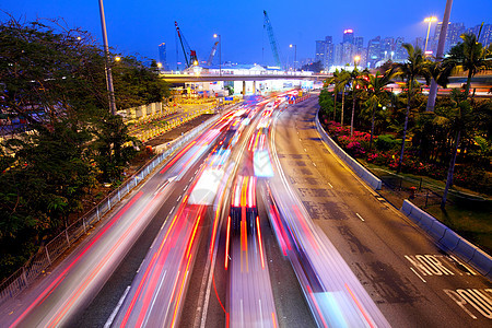 未来城市城市夜间交通流量天空市中心戏剧性建筑汽车景观运输商业都市金融图片