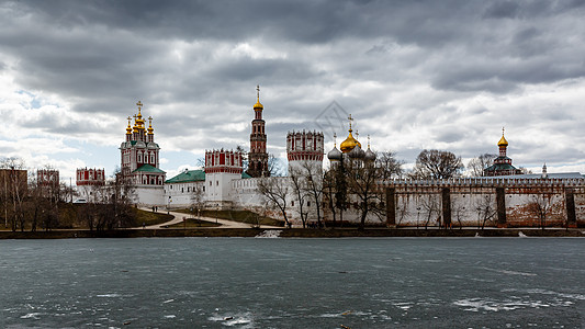 俄罗斯莫斯科Novodevichy修道院上空的戏剧云城堡大教堂钟楼池塘天际旅游时间景观金子失效图片