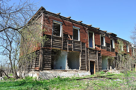 老旧的两层木制房屋被毁图片