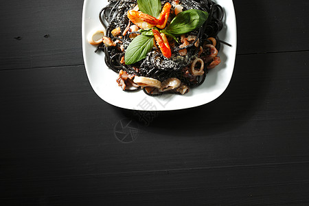 黑意面加海鲜香菜盘子墨水面条乌贼大虾贝类胡椒餐厅食物图片