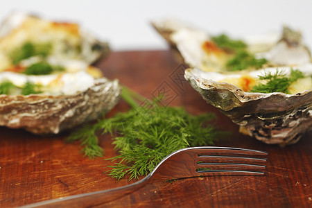 芝士和的牡蛎食物宏观海鲜海洋饮食营养美食树叶盘子桌子图片