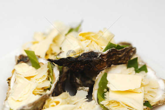 含奶酪和烤肉的牡蛎饮食营养美味海洋美食盘子树叶草本植物蔬菜宏观图片