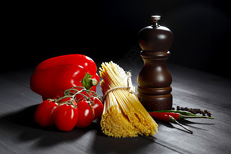 黑桌上的面食成分文化饮食蔬菜脚轮厨房面条生活美食辣椒香料图片