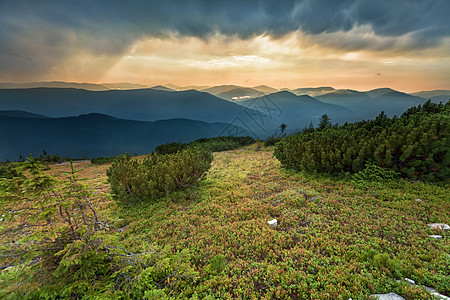 喀尔巴山山脉射线地平线日落天气多云环境天堂顶峰蓝色场景图片