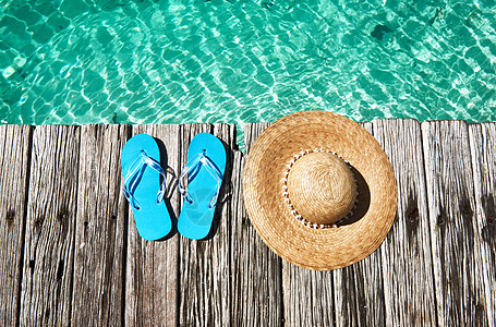 码头滑轮机风景凉鞋帽子假期太阳帽海洋丁字裤绿色海滩木板图片