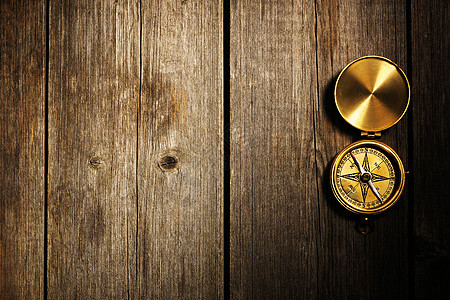 木本底的古董罗盘金子黄铜导航棕色地理工具乐器航海探索世界图片
