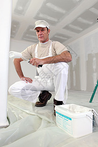 人画一个房间白色建造住房工作画家装修工匠男人装潢师职业工具图片