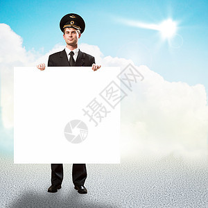 以持有空广告牌的形式进行试点男人木板领导者海报队长绘画航空标语纸板旅游图片