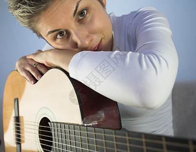 女人和吉他手乐器仪器情感声学头发女孩音乐家吉他爱好音乐图片