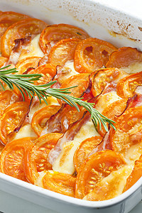 西红柿 配有奶油奶酪和潘士塔迷迭香熏肉蔬菜营养盘子美食静物食物图片